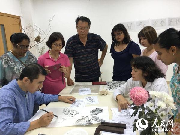 ë����˹�W(xu��)�T���ھ۾���(hu��)���^Ħ�ώ�ʾ���� ë����˹�Ї�(gu��)�Ļ����Ĺ��D