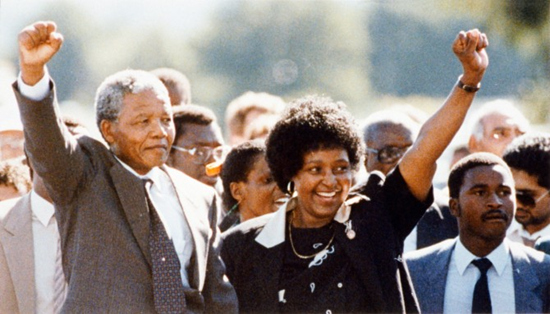 1990�꣬���������z���c���ݡ��������y�ֵ���Ƭ�ɞ鿹���N����x�Ę�־��һĻ���Y����Ƭ