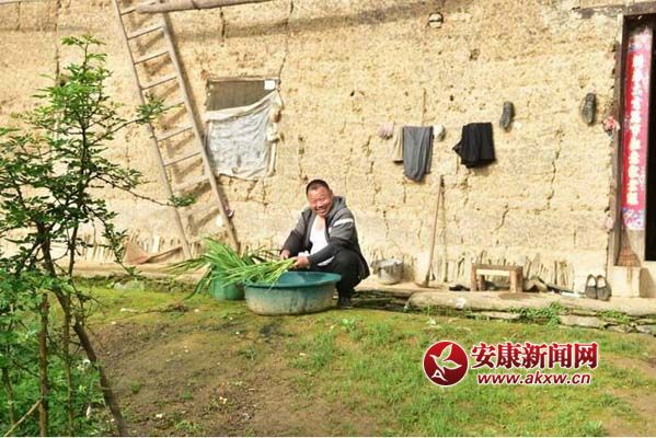 貧困戶“爭當(dāng)”共產(chǎn)黨員 (3).jpg