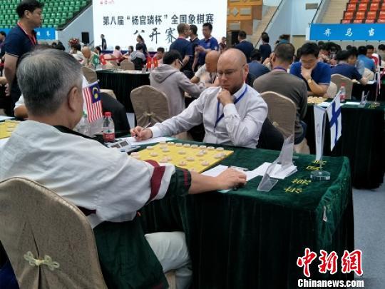 來自白俄羅斯的棋手雖然不懂中文但是下起象棋有板有眼 李映民 攝