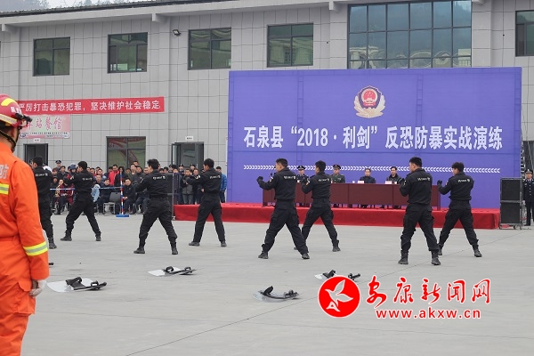 石泉縣多部門聯(lián)合上演公交車反劫持演練 (2).JPG