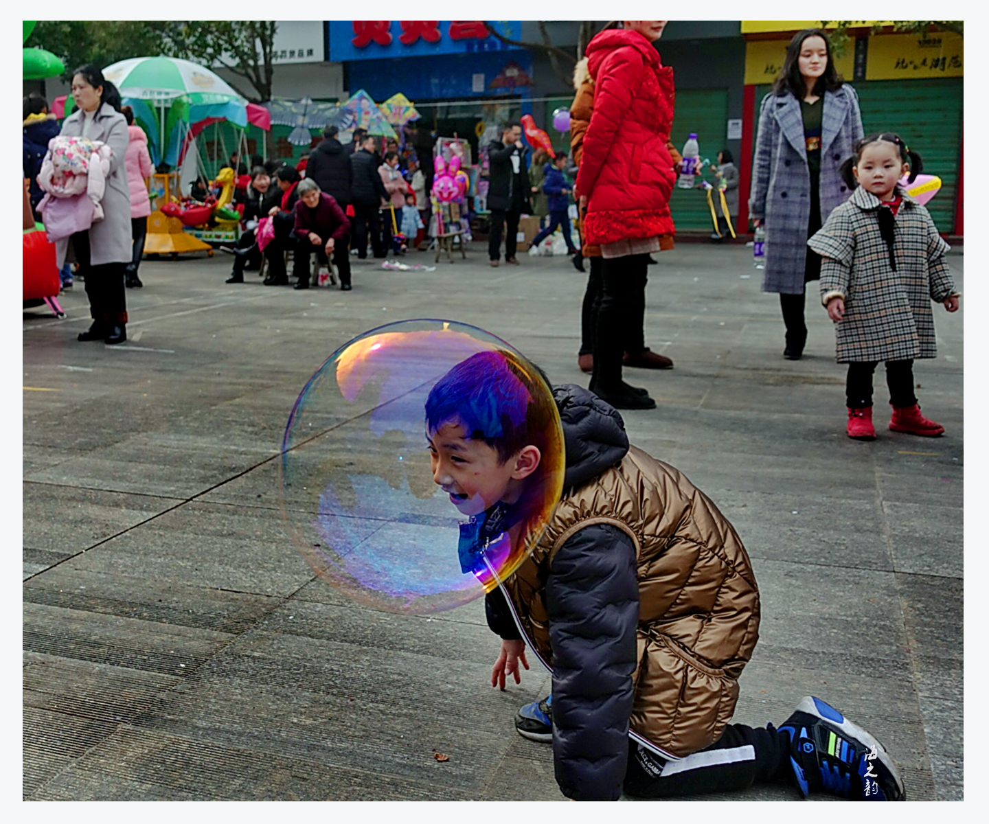 ���³�һ������Ѯ�ף���� �V��һ�ǎׂ����ӱM��Ĵ��������������Ĕz�ǶȾ���������к����ƺ��^����������  Ѧ����   �z.jpg