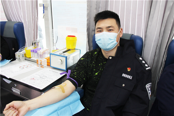 人民警察一心為民，捋袖捐血鐵血柔情——安康市公安局積極開展冬季獻血活動