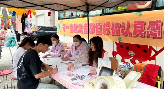 匯聚青春正能量 擔當責(zé)任獻愛心——安康市中心血站聯(lián)合安康學(xué)院開展無償獻血活動