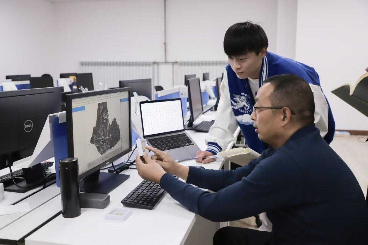 安陽(yáng)師范學(xué)院甲骨文信息處理教育部重點(diǎn)實(shí)驗(yàn)室，劉永革正在給學(xué)生講甲骨文。受訪者供圖