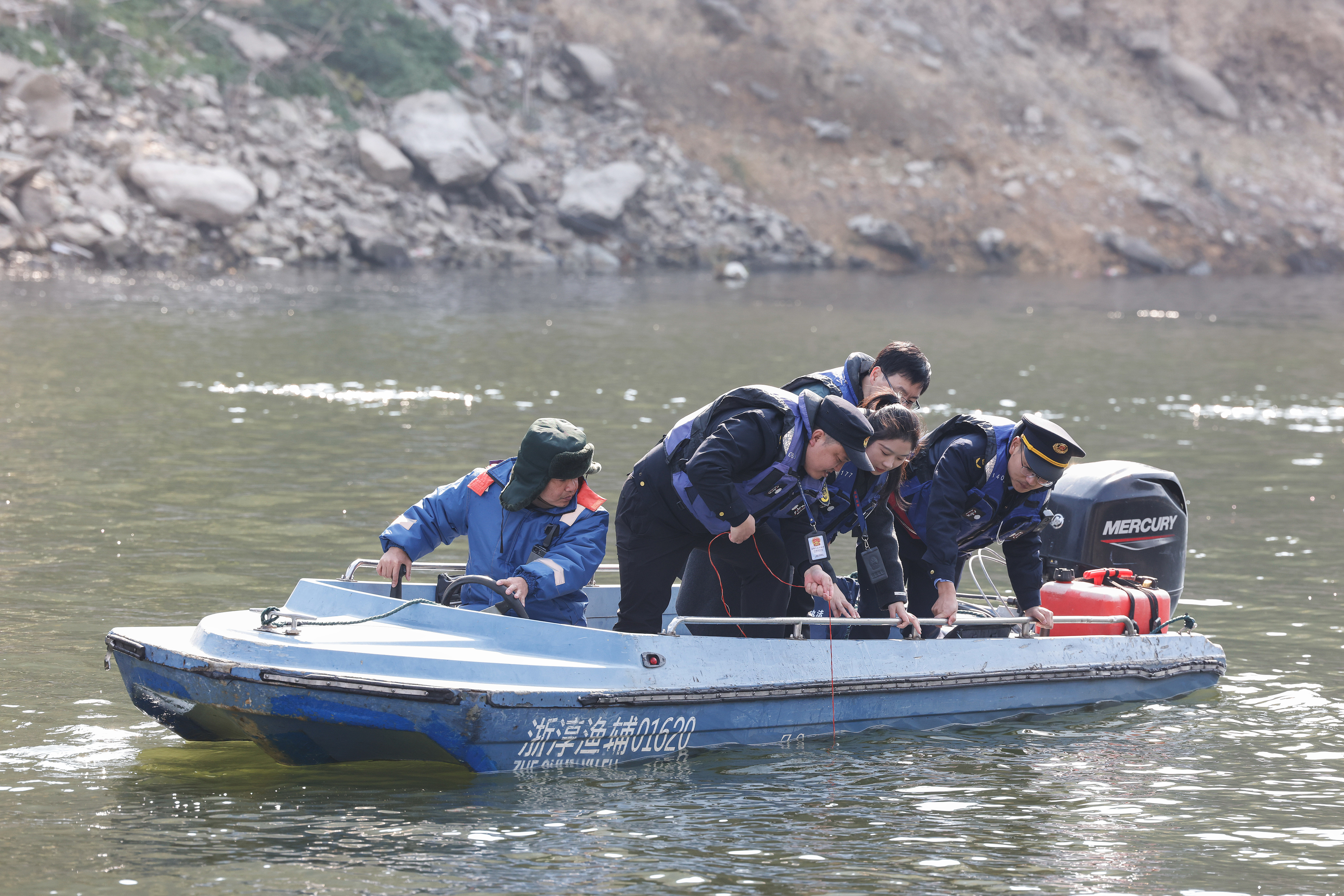 2025年12月4日，浙江杭州淳安縣與安徽黃山歙縣紀(jì)檢監(jiān)察干部及綜合行政執(zhí)法人員對(duì)浙皖交界的新安江鳩坑口水域進(jìn)行常態(tài)化巡河，共同保護(hù)漁業(yè)資源和水域生態(tài)環(huán)境。