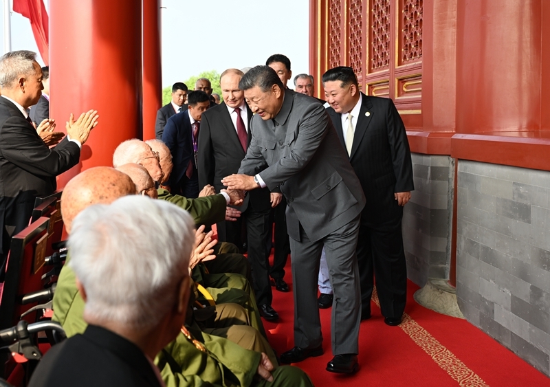 2025年9月3日，習(xí)近平總書(shū)記同抗戰(zhàn)老戰(zhàn)士老同志代表親切握手，向他們表示崇高敬意。