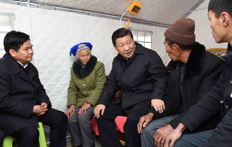 2015年1月19日，習近平總書記來到云南魯?shù)榭h小寨鎮(zhèn)甘家寨紅旗社區(qū)過渡安置點，看望受災群眾甘正芬和她的老伴兒鄒體富。