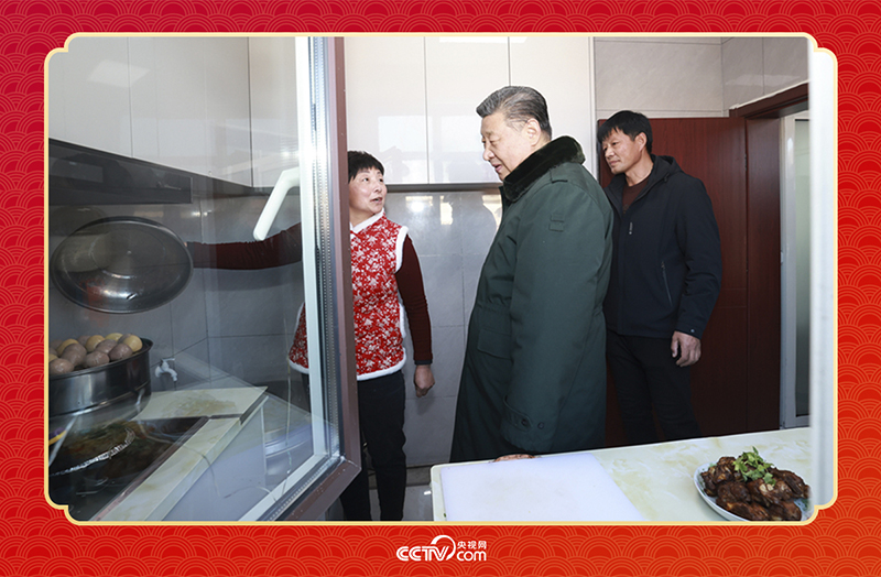 2025年春節(jié)前夕，習近平總書記在遼寧葫蘆島市綏中縣明水滿族鄉(xiāng)祝家溝村考察時，走進村民朱西存家看望。