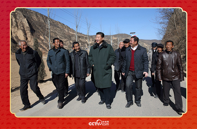 2015年春節(jié)前夕，習近平總書記回到陜西延安梁家河村看望鄉(xiāng)親。