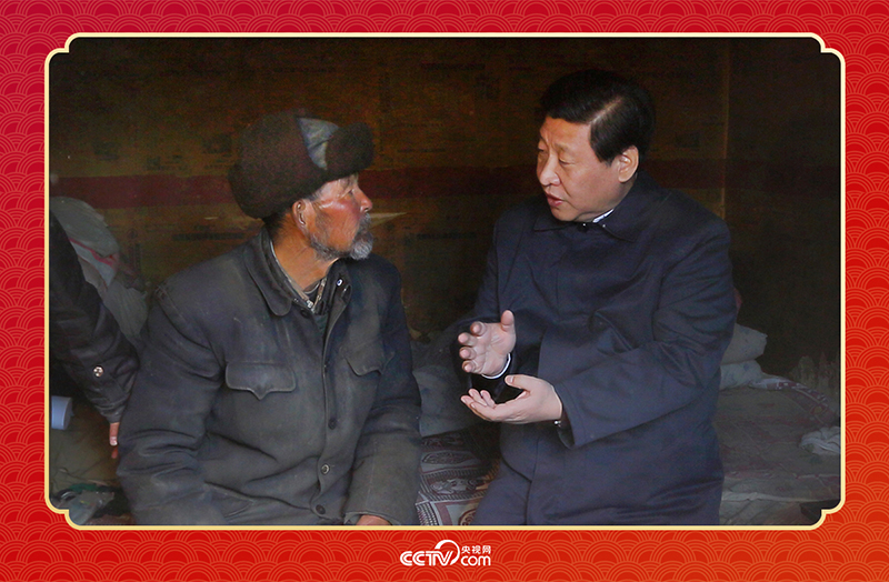 2013年2月3日，習近平總書記和甘肅省定西市渭源縣元古堆村八旬老黨員馬崗親切交談，了解當?shù)厣a(chǎn)生活情況。