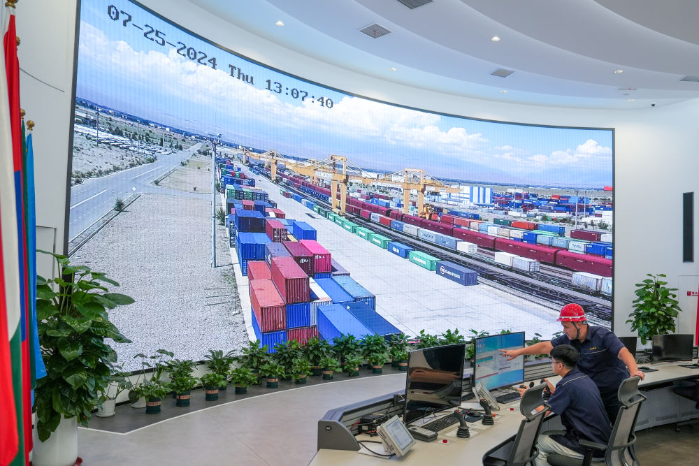 △ 在中哈（連云港）物流合作基地，工作人員通過“中哈物流場站”信息化跟蹤系統(tǒng)查看集裝箱運輸情況（2024年7月25日攝）。
